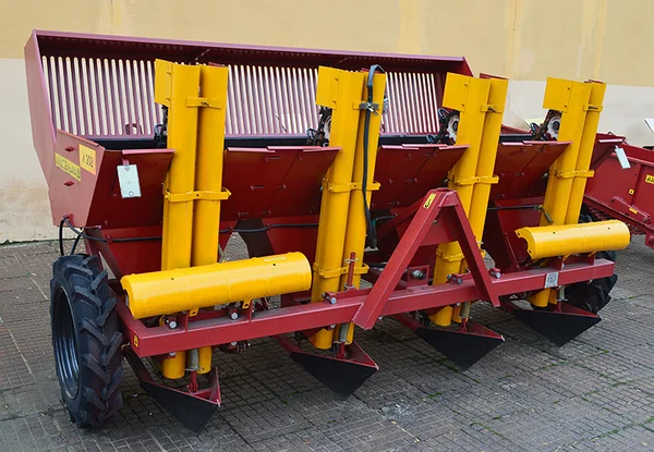 Картофелесажалка полунавесная 4-рядная Л-207